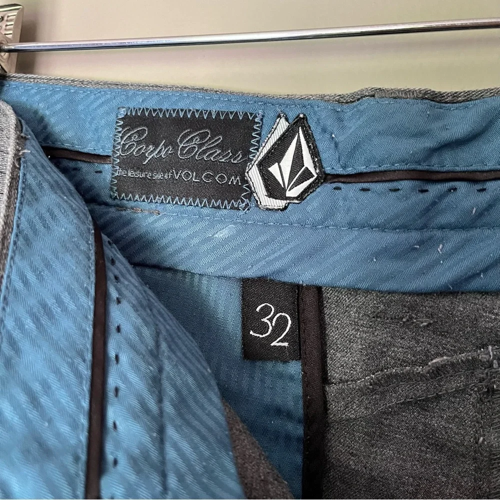 VOLCOM Y2K Vintage Gray Pinstripe Bermuda Board Shorts Embroidered Logo Size 32